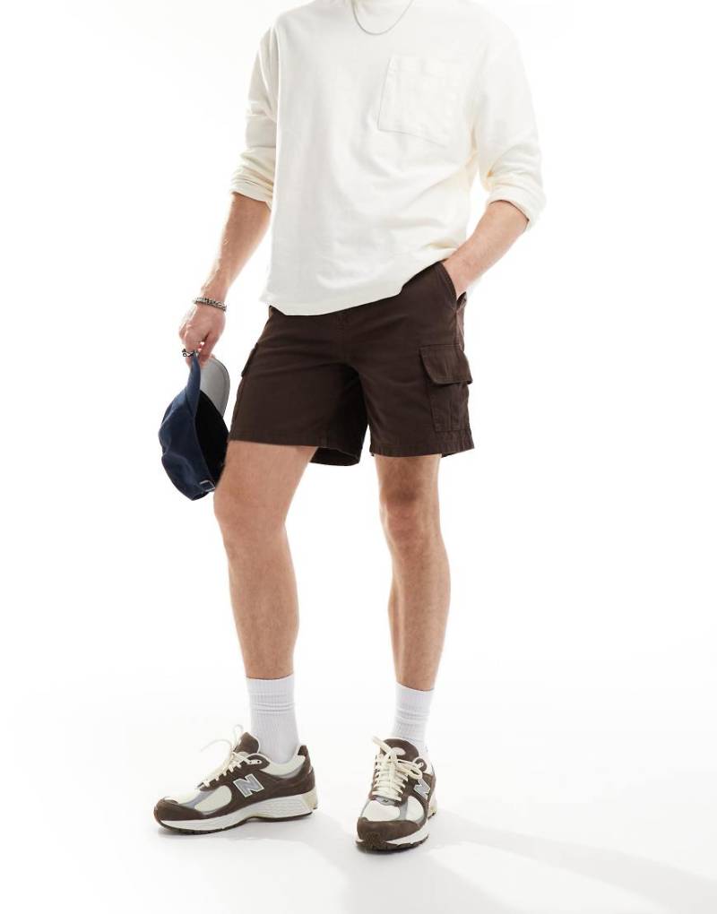 ASOS DESIGN - Cargoshorts in Braun von ASOS DESIGN