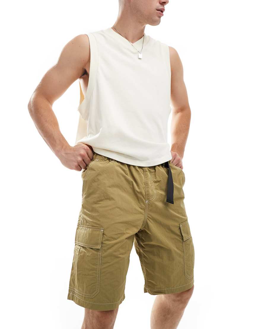 ASOS DESIGN - Cargoshorts in Khaki mit Gürtel-Grün von ASOS DESIGN