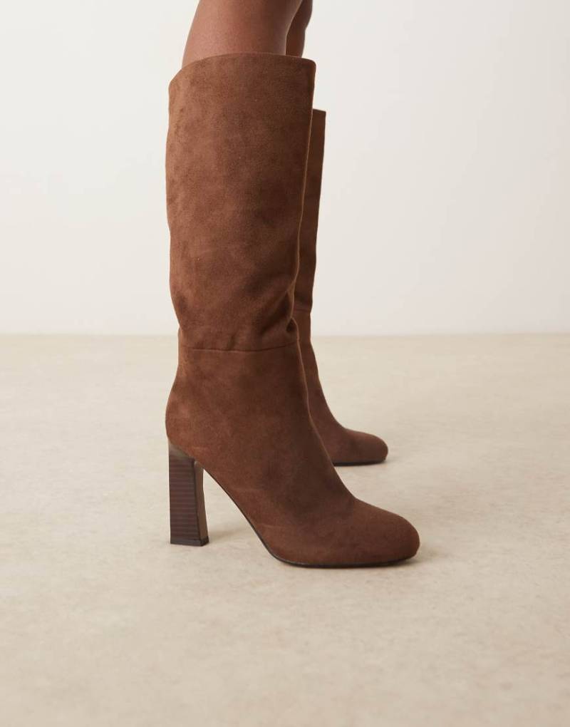ASOS DESIGN - Carly - Kniehohe Schlupfstiefel aus Wildlederimitat in Schokobraun mit Blockabsatz-Brown von ASOS DESIGN