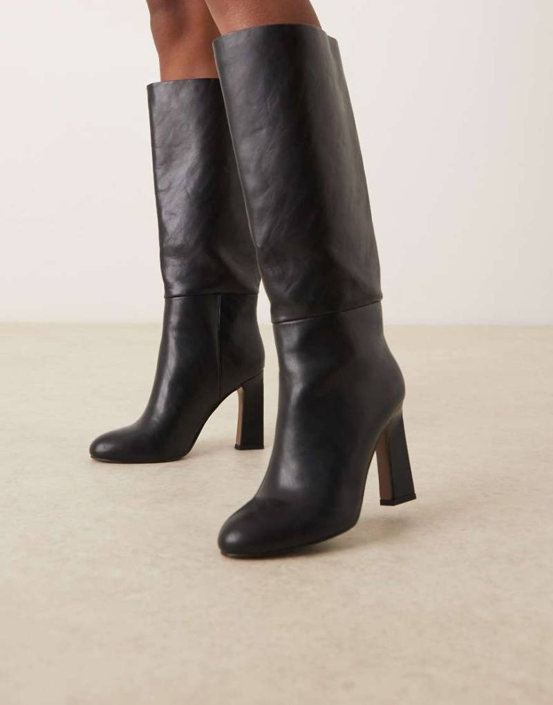 ASOS DESIGN - Carly - Kniehohe Schlupfstiefel in Schwarz mit Blockabsatz von ASOS DESIGN