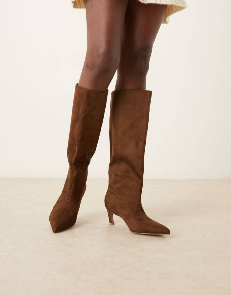 ASOS DESIGN - Carmel - Kniehohe Wildlederimitat-Stiefel zum Hineinschlüpfen in Schokobraun mit Kitten Heel-Brown von ASOS DESIGN