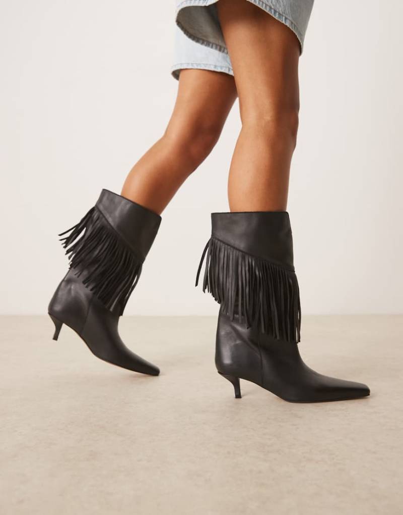 ASOS DESIGN - Carmine - Kniehohe Stiefel aus Leder in Schwarz mit Fransen von ASOS DESIGN