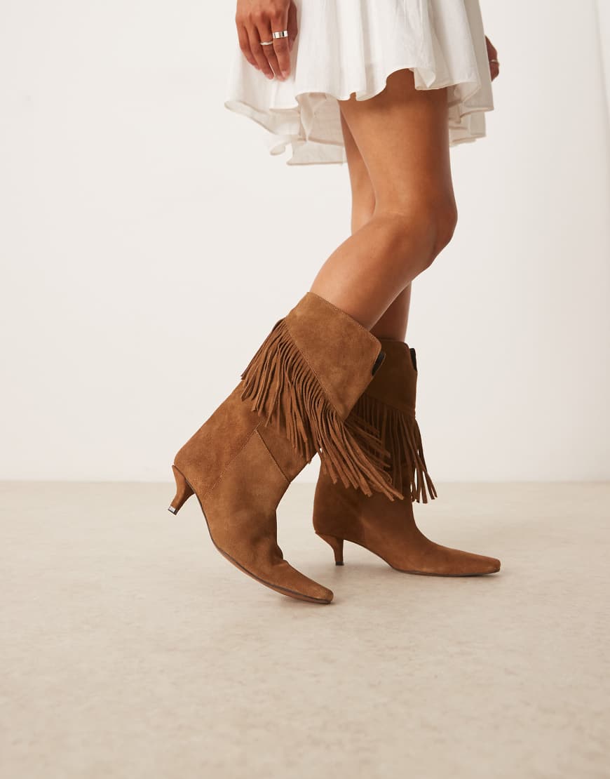 ASOS DESIGN - Carmine - Premium-Stiefel aus Wildleder in Sandbeige mit Fransen-Neutral ASOS DESIGN - Carmine - Premium-Stiefel aus Wildleder in Sandbeige mit Fransen-Neutral von ASOS DESIGN