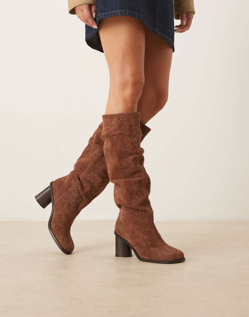 ASOS DESIGN - Carolina - Kniehohe, angeraute Wildleder-Stiefel mit weichem Schaft und Absatz-Brown von ASOS DESIGN