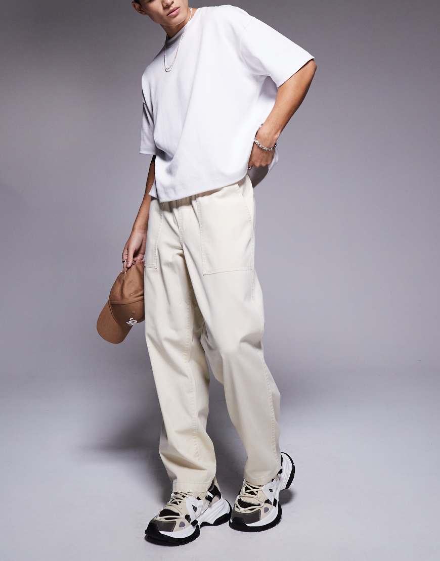 ASOS DESIGN - Hose in Beige mit Carpenter-Details und elastischem Bund-Neutral von ASOS DESIGN