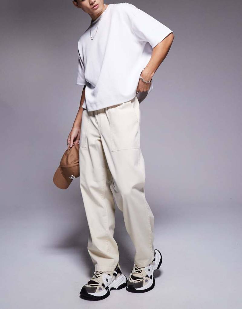ASOS DESIGN - Hose in Beige mit Carpenter-Details und elastischem Bund-Neutral von ASOS DESIGN