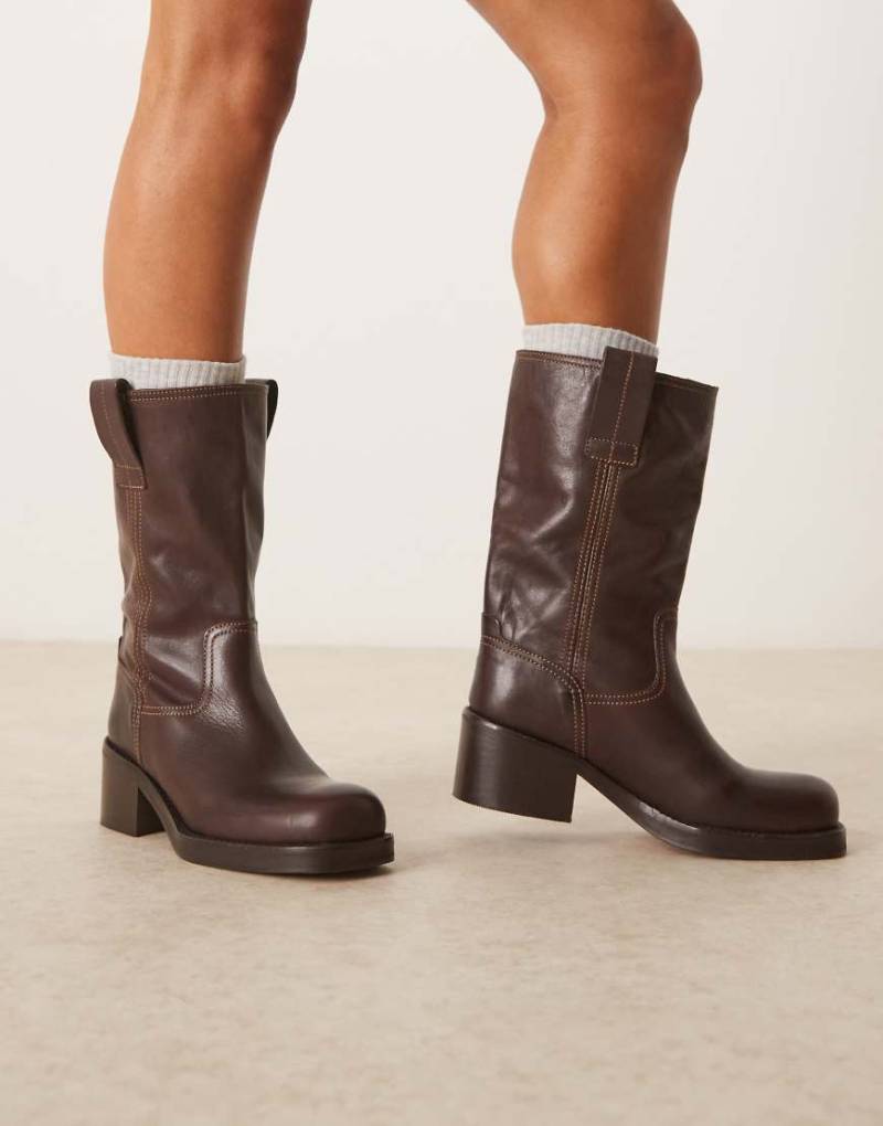 ASOS DESIGN - Caspia - Hochwertige Trucker-Stiefel zum Hineinschlüpfen aus Leder in Schokobraun von ASOS DESIGN