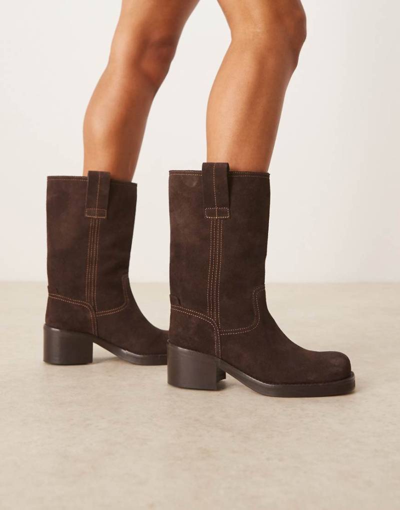 ASOS DESIGN - Caspia - Hochwertige Trucker-Stiefel zum Hineinschlüpfen aus Wildleder in Schokobraun von ASOS DESIGN