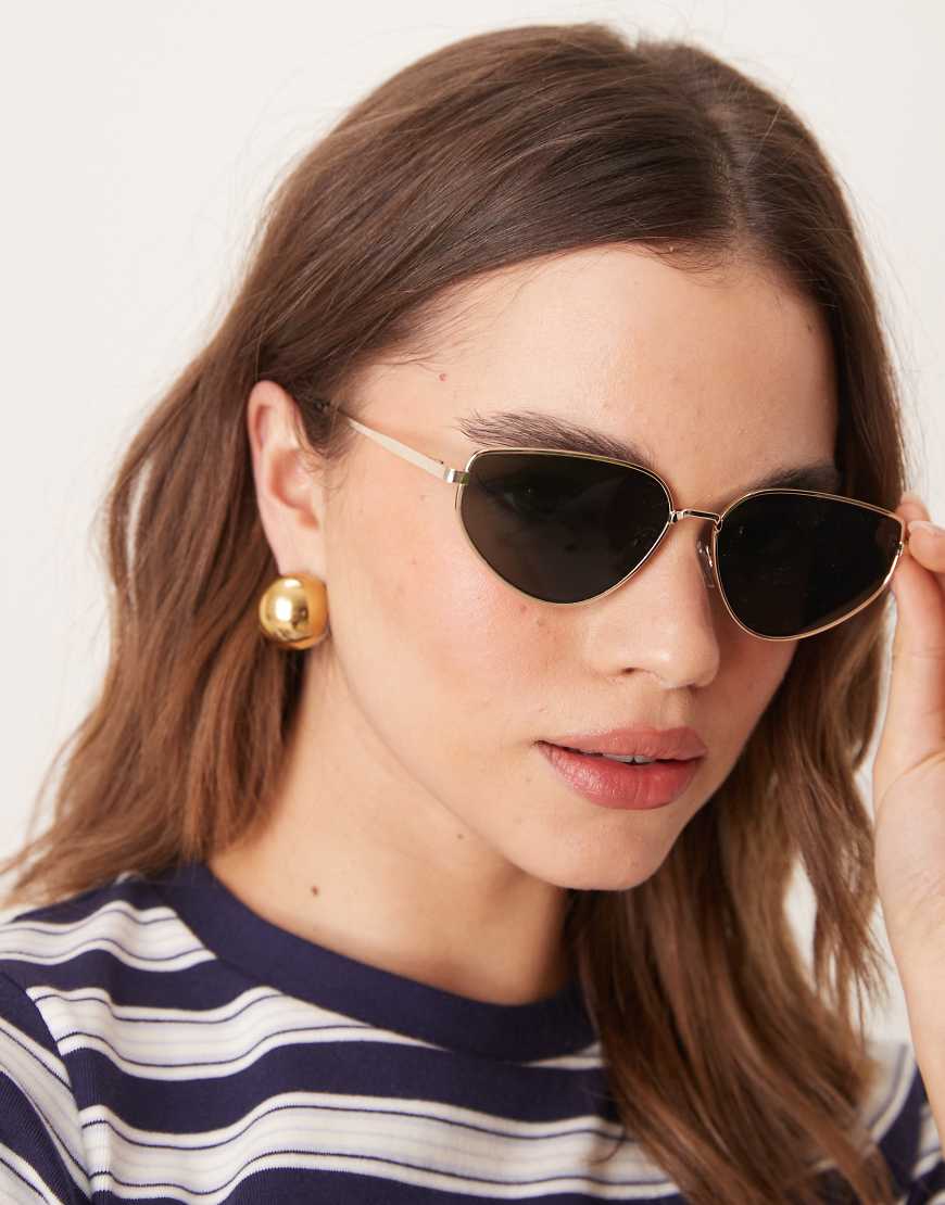 ASOS DESIGN - Cat-Eye-Sonnenbrille aus Metall in glänzendem Gold-Goldfarben ASOS DESIGN - Cat-Eye-Sonnenbrille aus Metall in glänzendem Gold-Goldfarben von ASOS DESIGN