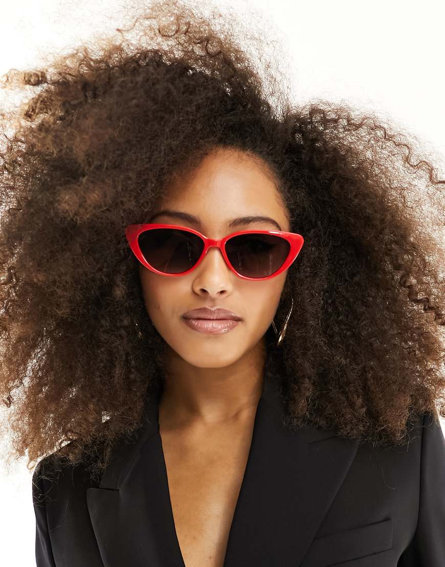 ASOS DESIGN - Cat-Eye-Sonnenbrille in Rot ASOS DESIGN - Cat-Eye-Sonnenbrille in Rot von ASOS DESIGN