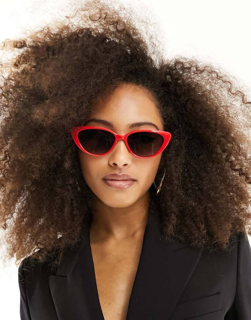 ASOS DESIGN - Cat-Eye-Sonnenbrille in Rot von ASOS DESIGN