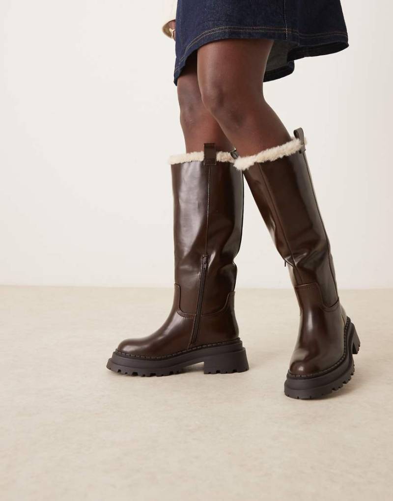 ASOS DESIGN - Cecilia - Flache, kniehohe Stiefel in Schokobraun mit Teddyfutter und dicker Sohle-Brown von ASOS DESIGN