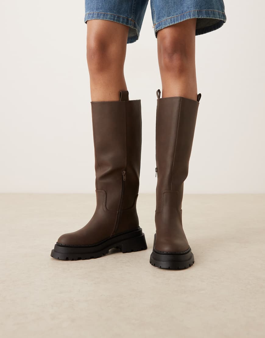 ASOS DESIGN - Cecilia - Flache, kniehohe Stiefel in Schokobraun mit dicker Sohle von ASOS DESIGN