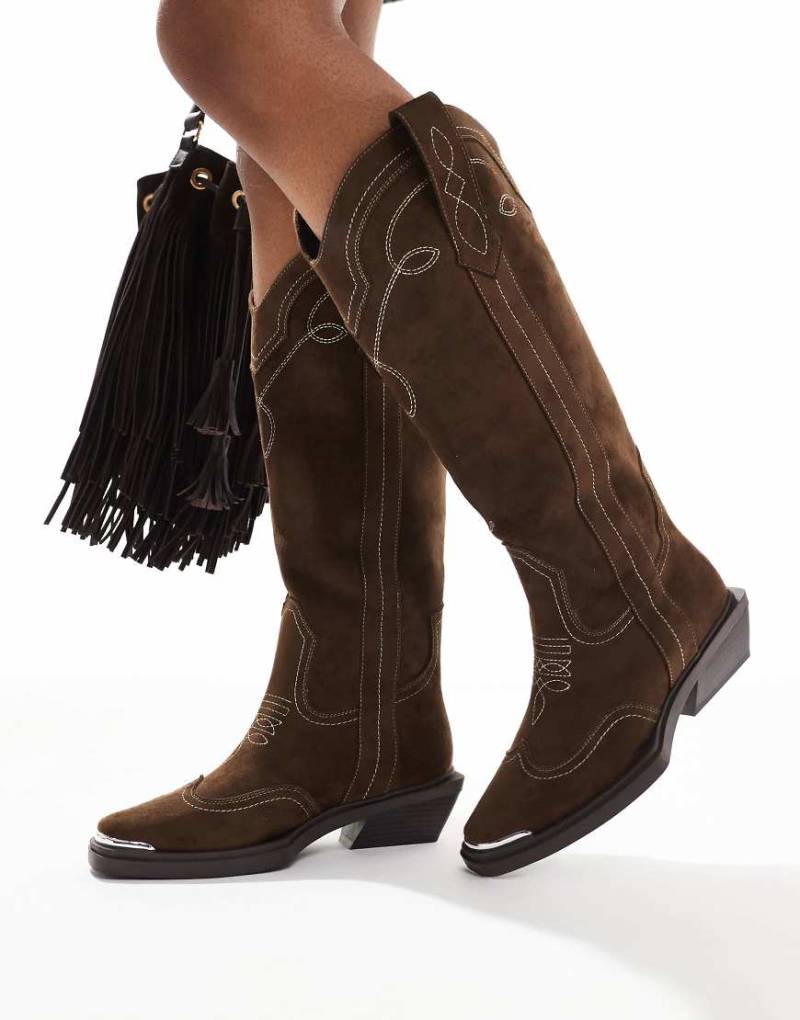 ASOS DESIGN - Celeste - Flache, kniehohe Western-Stiefel aus Wildlederimitat in Schokobraun von ASOS DESIGN
