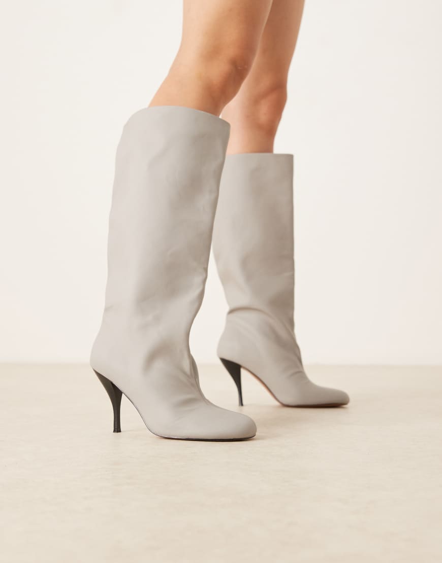 ASOS DESIGN - Charisma - Kniehohe Schlupfstiefel in Grau mit weitem Schaft und Absatz von ASOS DESIGN