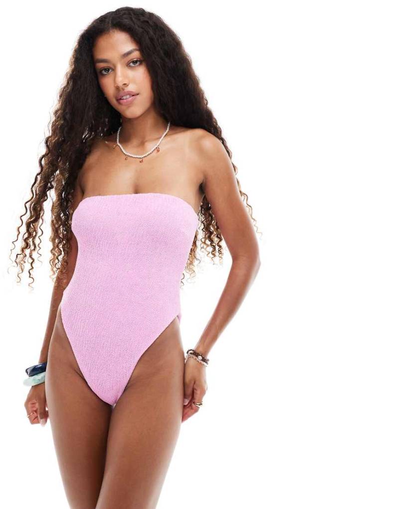 ASOS DESIGN - Charlene - Strukturierter, trägerloser Badeanzug in Hellrosa mit herausnehmbaren Pads von ASOS DESIGN