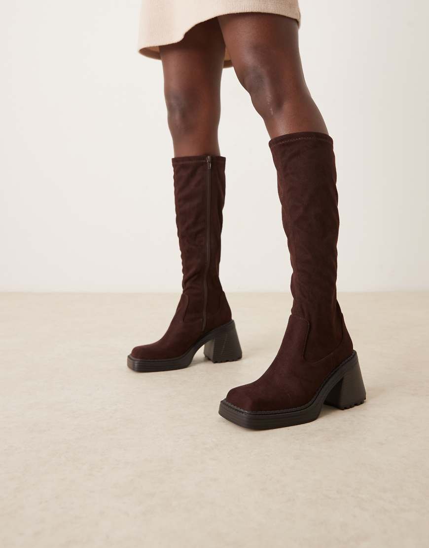 ASOS DESIGN - Charly - Kniehohe Stiefel aus Wildlederimitat in Schokobraun mit Blockabsatz-Brown von ASOS DESIGN