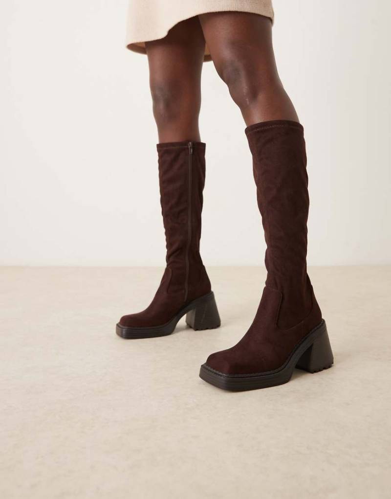 ASOS DESIGN - Charly - Kniehohe Stiefel aus Wildlederimitat in Schokobraun mit Blockabsatz-Brown von ASOS DESIGN