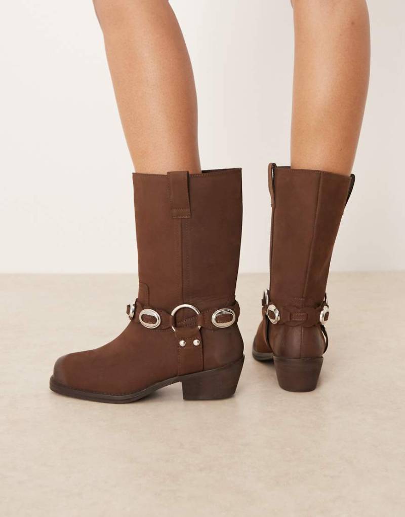 ASOS DESIGN - Chase - Kniehohe Boho-Stiefel aus schokobraunem Nubukleder mit Metallriemen von ASOS DESIGN