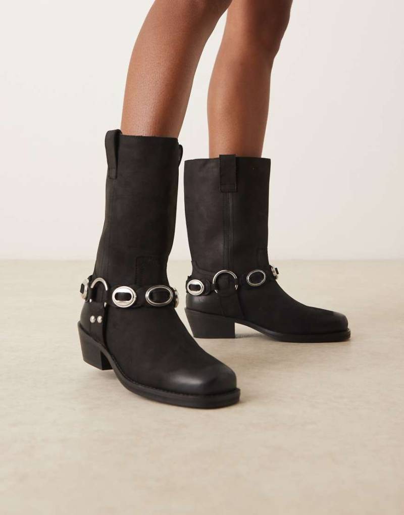 ASOS DESIGN - Chase - Kniehohe Stiefel aus schwarzem Nubukleder im Boho-Stil mit Metallelement von ASOS DESIGN