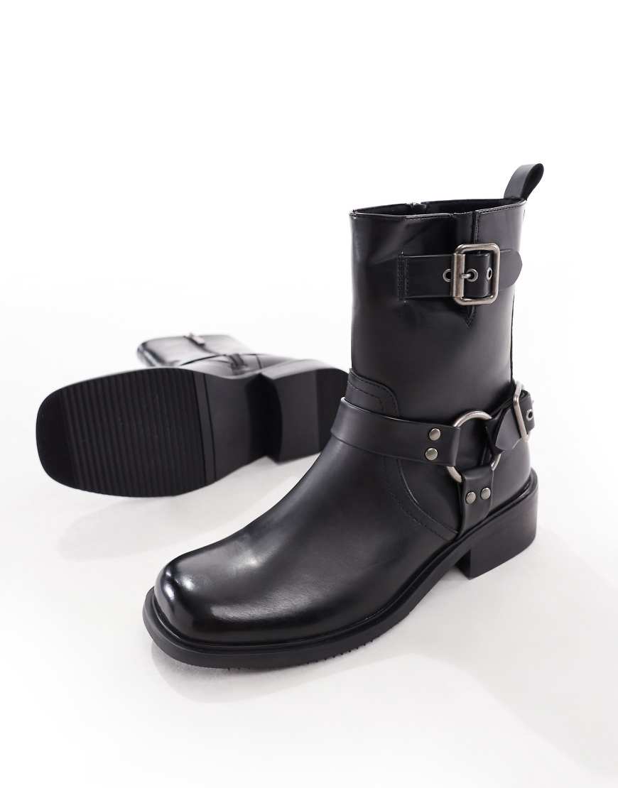 ASOS DESIGN - Chelsea-Bikerstiefel in Schwarz mit Schnallen ASOS DESIGN - Chelsea-Bikerstiefel in Schwarz mit Schnallen von ASOS DESIGN