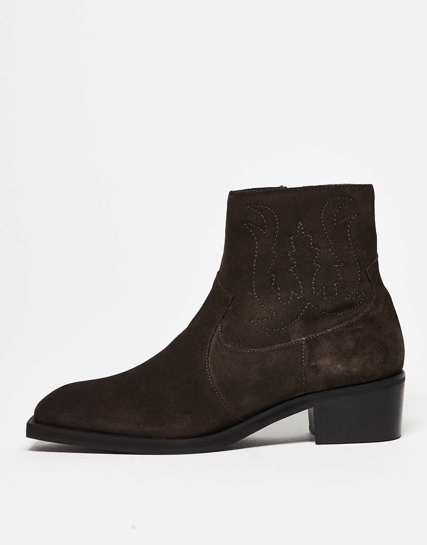 ASOS DESIGN - Chelsea Boots in Braun aus Wildleder mit Western-Stickerei und kubanischem Absatz von ASOS DESIGN