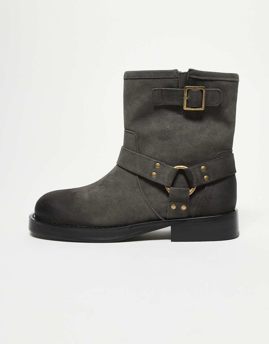 ASOS DESIGN - Chelsea-Schlupfstiefel in Grau mit goldfarbener Metallverzierung und abgenutztem Look von ASOS DESIGN