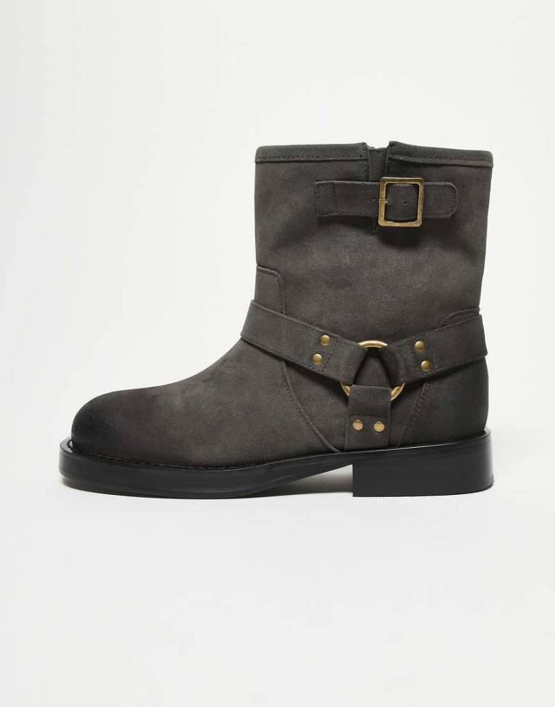 ASOS DESIGN - Chelsea-Schlupfstiefel in Grau mit goldfarbener Metallverzierung und abgenutztem Look von ASOS DESIGN