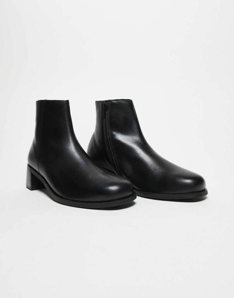 ASOS DESIGN - Chelsea-Stiefel aus Leder in Schwarz mit Absatz und Innen-Reißverschluss von ASOS DESIGN