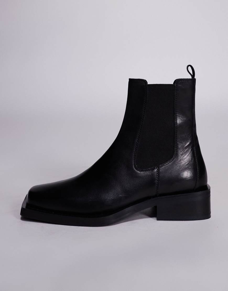 ASOS DESIGN - Chelsea-Stiefel aus Leder in Schwarz mit Absatz und eckigem Zehenbereich ASOS DESIGN - Chelsea-Stiefel aus Leder in Schwarz mit Absatz und eckigem Zehenbereich von ASOS DESIGN