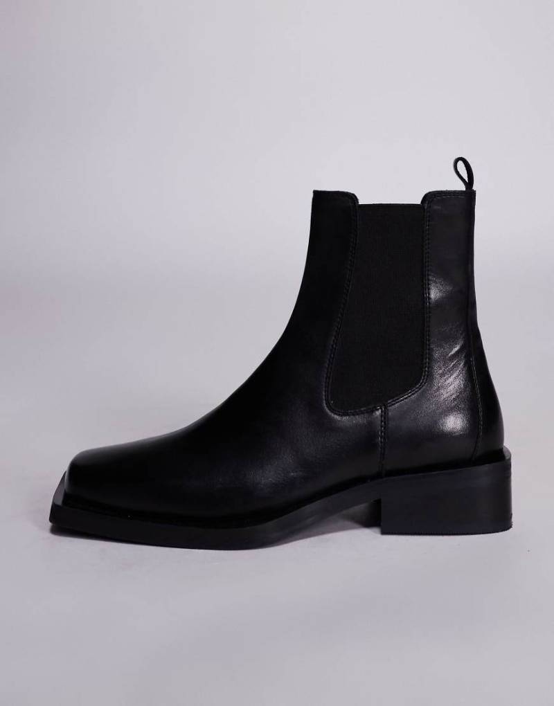 ASOS DESIGN - Chelsea-Stiefel aus Leder in Schwarz mit Absatz und eckigem Zehenbereich von ASOS DESIGN