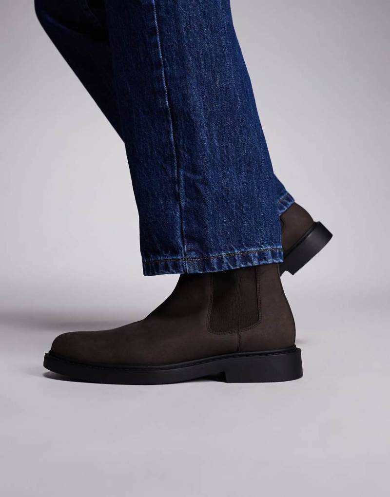 ASOS DESIGN - Chelsea-Stiefel aus Wildlederimitat in Braun-Brown von ASOS DESIGN