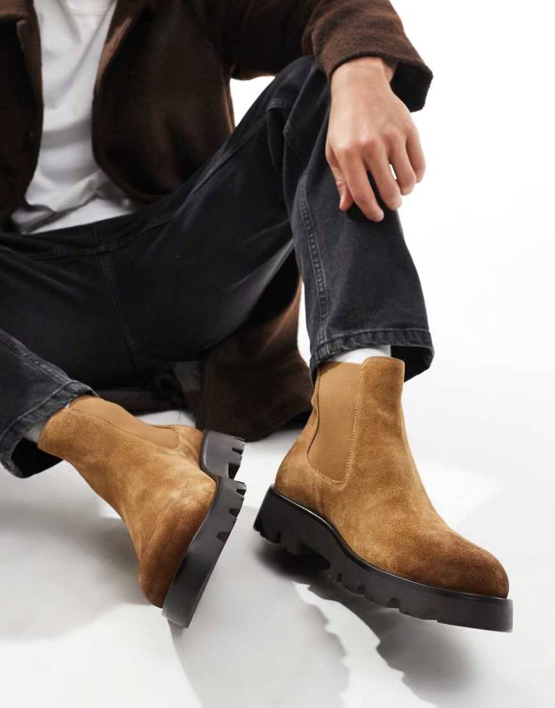 ASOS DESIGN - Chelsea-Stiefel aus brüniertem Wildleder in Hellbraun mit Profilsohle von ASOS DESIGN