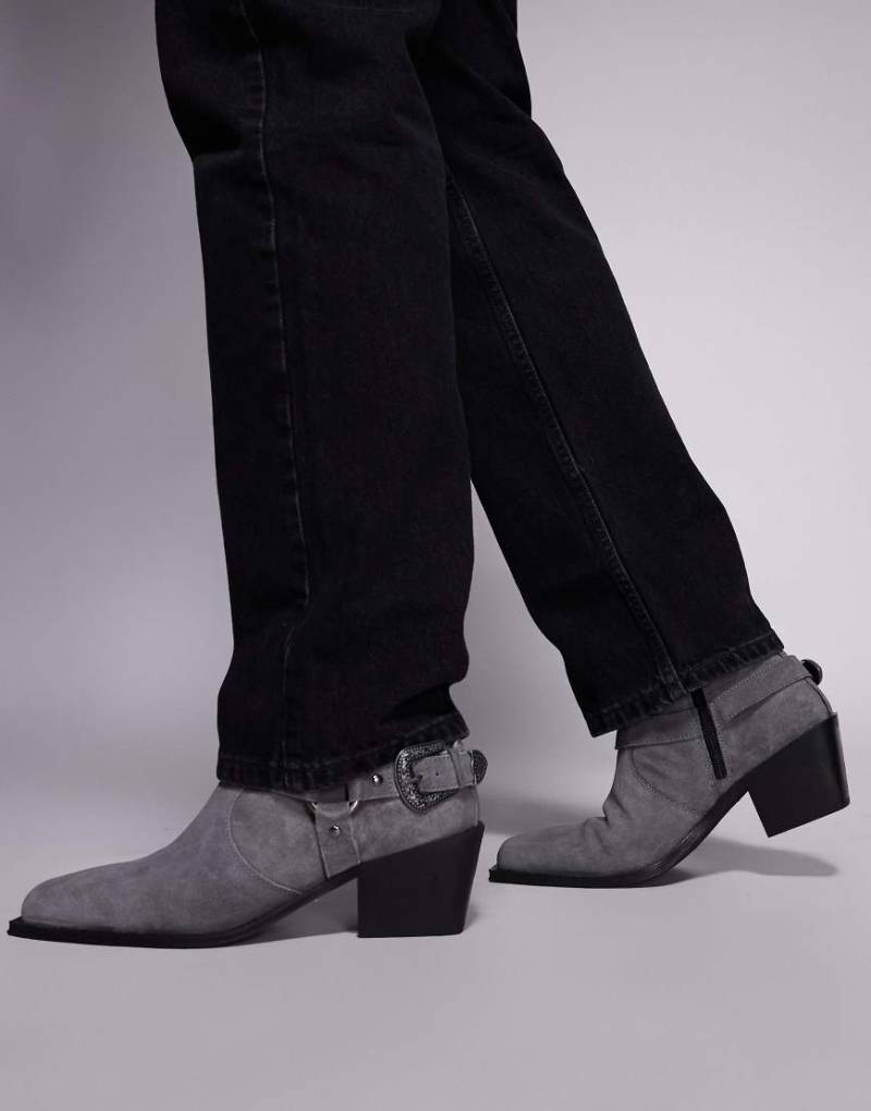 ASOS DESIGN - Chelsea-Stiefel aus grauem Wildleder mit Schnalle und kubanischem Absatz von ASOS DESIGN
