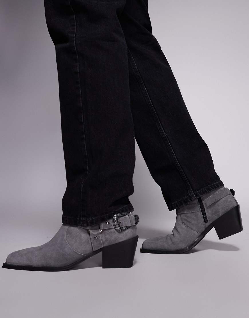 ASOS DESIGN - Chelsea-Stiefel aus grauem Wildleder mit Schnalle und kubanischem Absatz von ASOS DESIGN