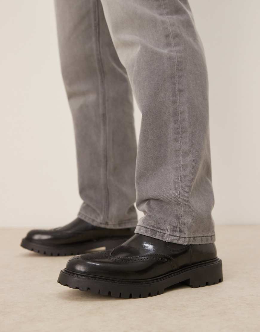 ASOS DESIGN - Chelsea-Stiefel aus schwarzem Leder in polierter Optik mit dicker Sohle von ASOS DESIGN