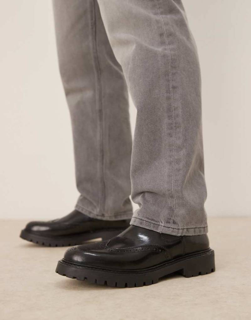 ASOS DESIGN - Chelsea-Stiefel aus schwarzem Leder in polierter Optik mit dicker Sohle von ASOS DESIGN
