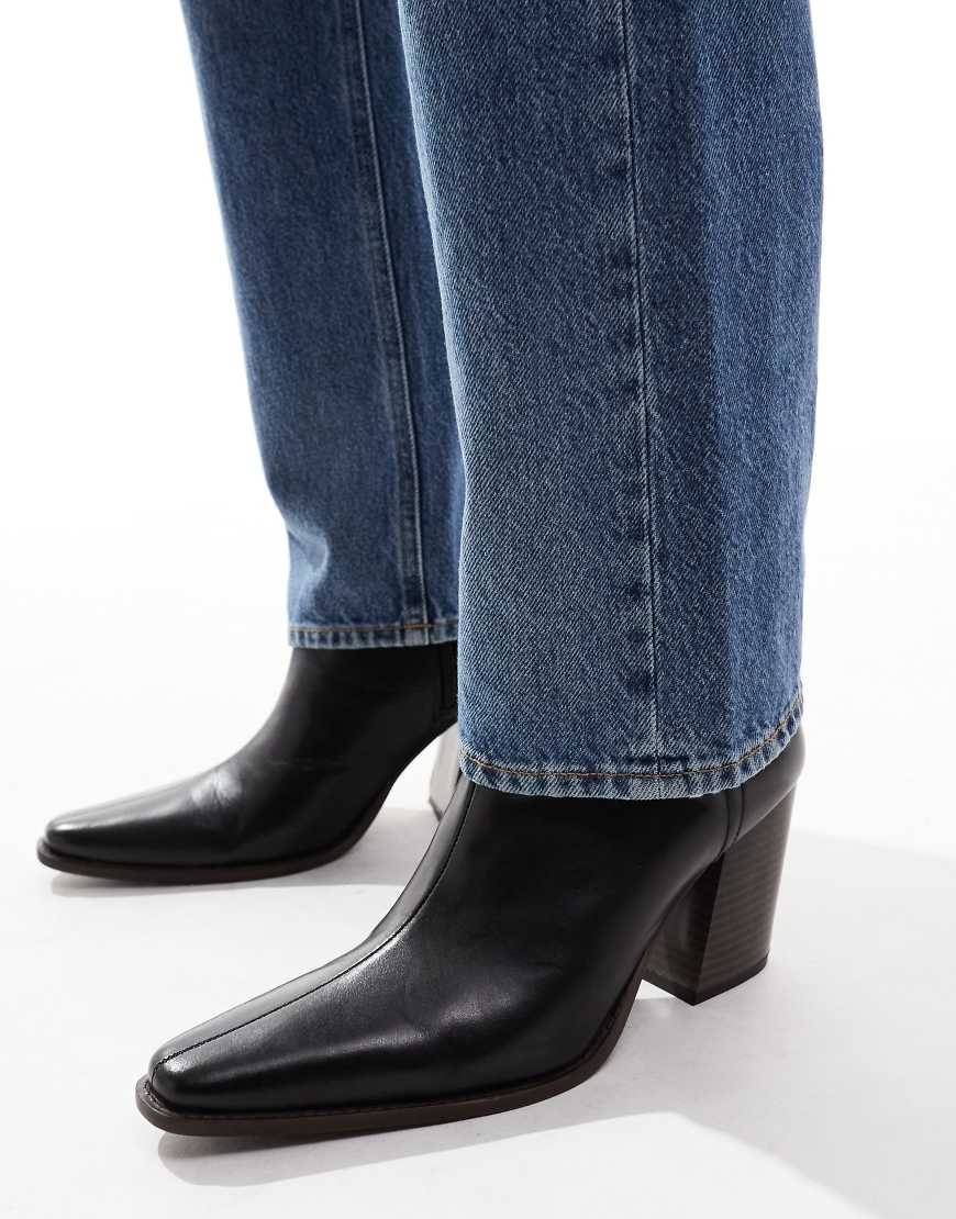 ASOS DESIGN - Chelsea-Stiefel aus schwarzem Leder mit Absatz und Natursohle von ASOS DESIGN
