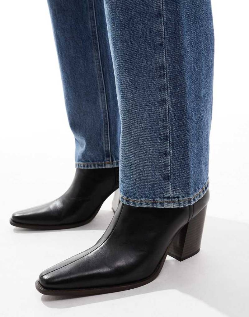 ASOS DESIGN - Chelsea-Stiefel aus schwarzem Leder mit Absatz und Natursohle von ASOS DESIGN