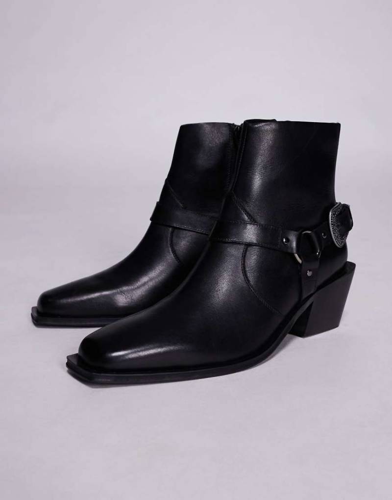ASOS DESIGN - Chelsea-Stiefel aus schwarzem Leder mit Schnalle und kubanischem Absatz ASOS DESIGN - Chelsea-Stiefel aus schwarzem Leder mit Schnalle und kubanischem Absatz von ASOS DESIGN