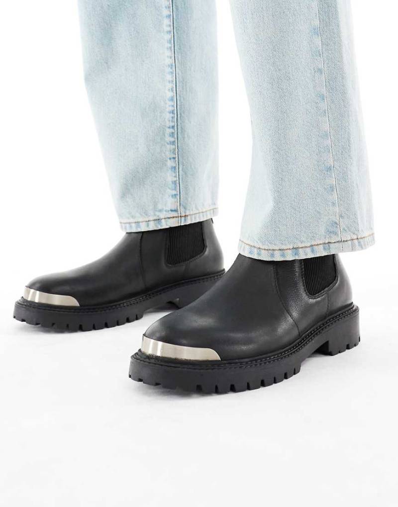 ASOS DESIGN - Chelsea-Stiefel aus schwarzem Leder mit Zehenklappe aus Metall von ASOS DESIGN