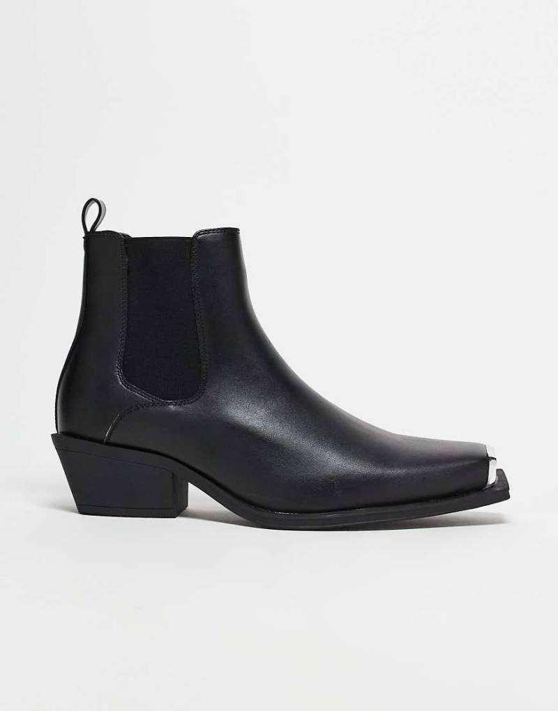 ASOS DESIGN - Chelsea-Stiefel im Westernstil aus schwarzem Kunstleder mit kubanischem Absatz und silberfarbener Zehenkappe von ASOS DESIGN