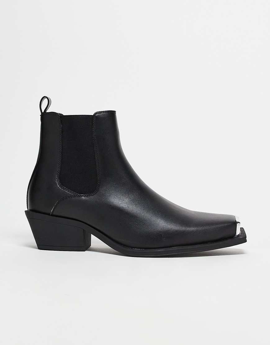 ASOS DESIGN - Chelsea-Stiefel im Westernstil aus schwarzem Kunstleder mit kubanischem Absatz und silberfarbener Zehenkappe von ASOS DESIGN