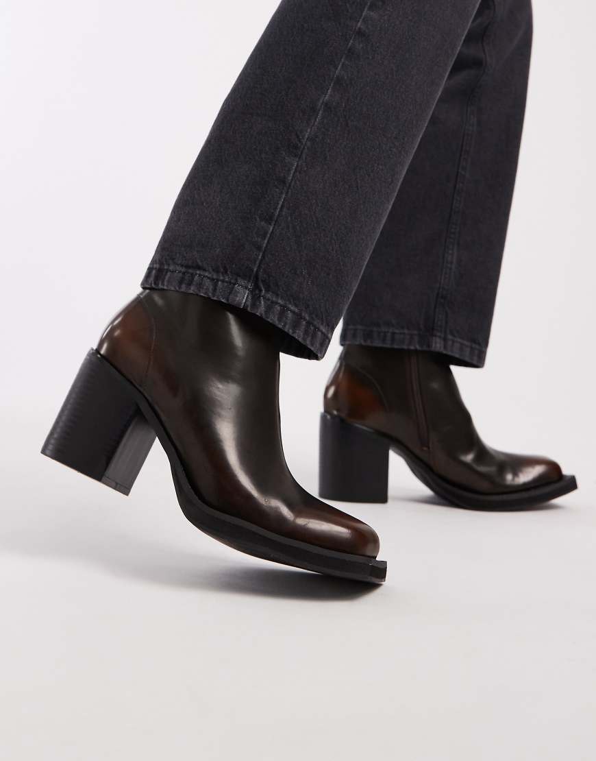 ASOS DESIGN - Chelsea-Stiefel in Braun mit Absatz und abgeschrägter Zehenpartie-Brown von ASOS DESIGN