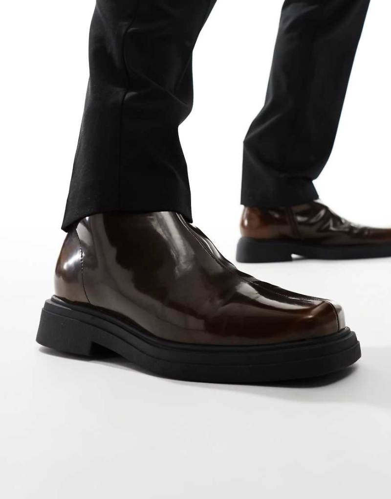 ASOS DESIGN - Chelsea-Stiefel in Braun mit eckiger Zehenpartie von ASOS DESIGN