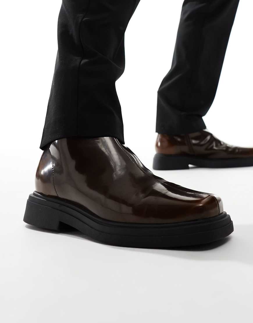 ASOS DESIGN - Chelsea-Stiefel in Braun mit eckiger Zehenpartie ASOS DESIGN - Chelsea-Stiefel in Braun mit eckiger Zehenpartie von ASOS DESIGN