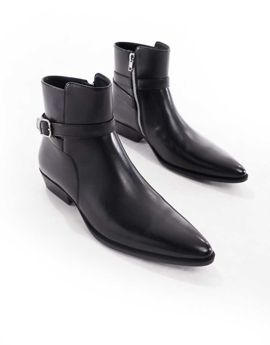 ASOS DESIGN - Chelsea-Stiefel in Schwarz mit Riemen ASOS DESIGN - Chelsea-Stiefel in Schwarz mit Riemen von ASOS DESIGN
