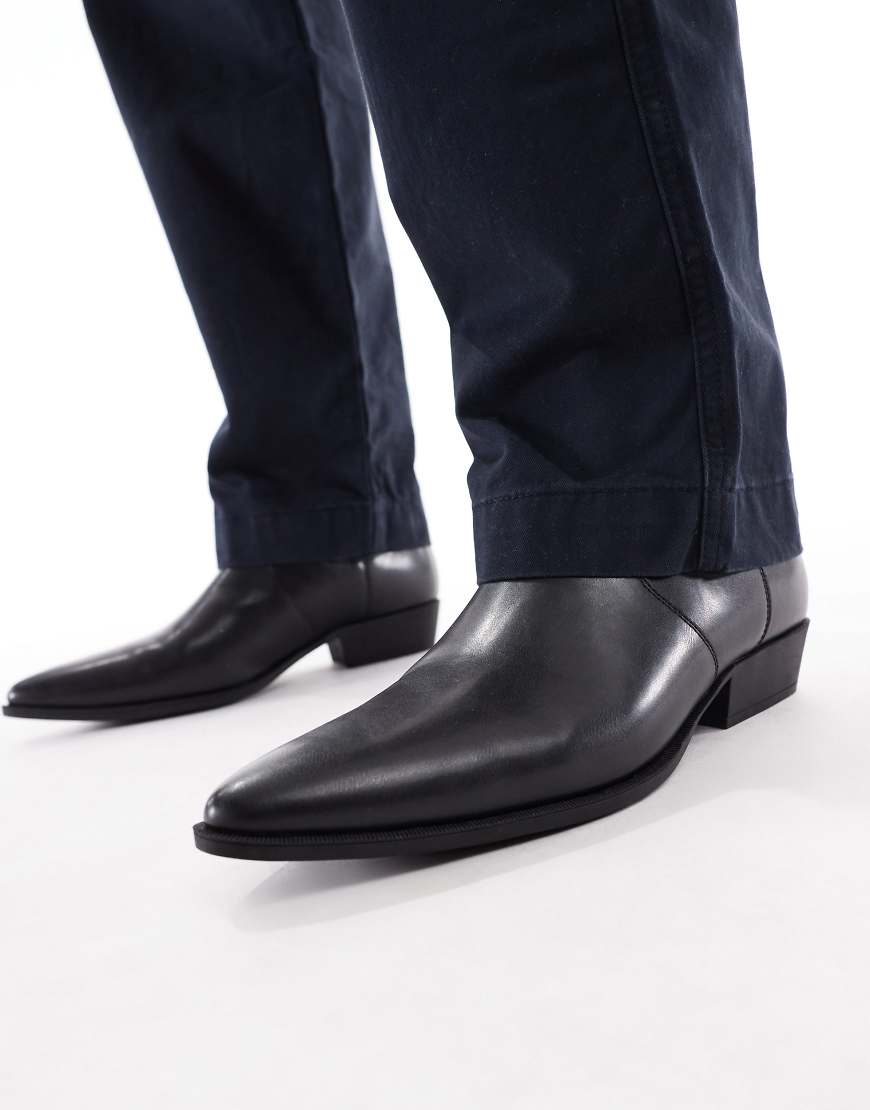 ASOS DESIGN - Chelsea-Stiefel in Schwarz mit kubanischem Absatz ASOS DESIGN - Chelsea-Stiefel in Schwarz mit kubanischem Absatz von ASOS DESIGN