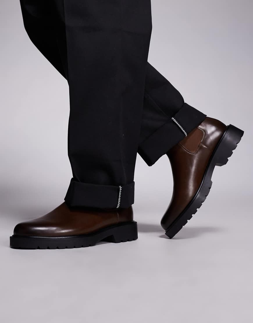 ASOS DESIGN - Chelsea-Stiefel in poliertem Braun-Brown von ASOS DESIGN