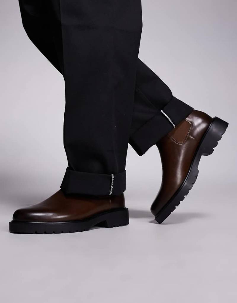 ASOS DESIGN - Chelsea-Stiefel in poliertem Braun-Brown von ASOS DESIGN